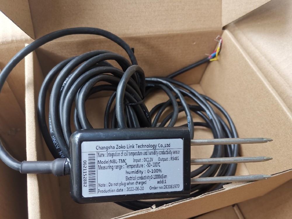 Capteur d'humidité du sol.jpg Capteurs de température, d'humidité et de conductivité du sol.jpg